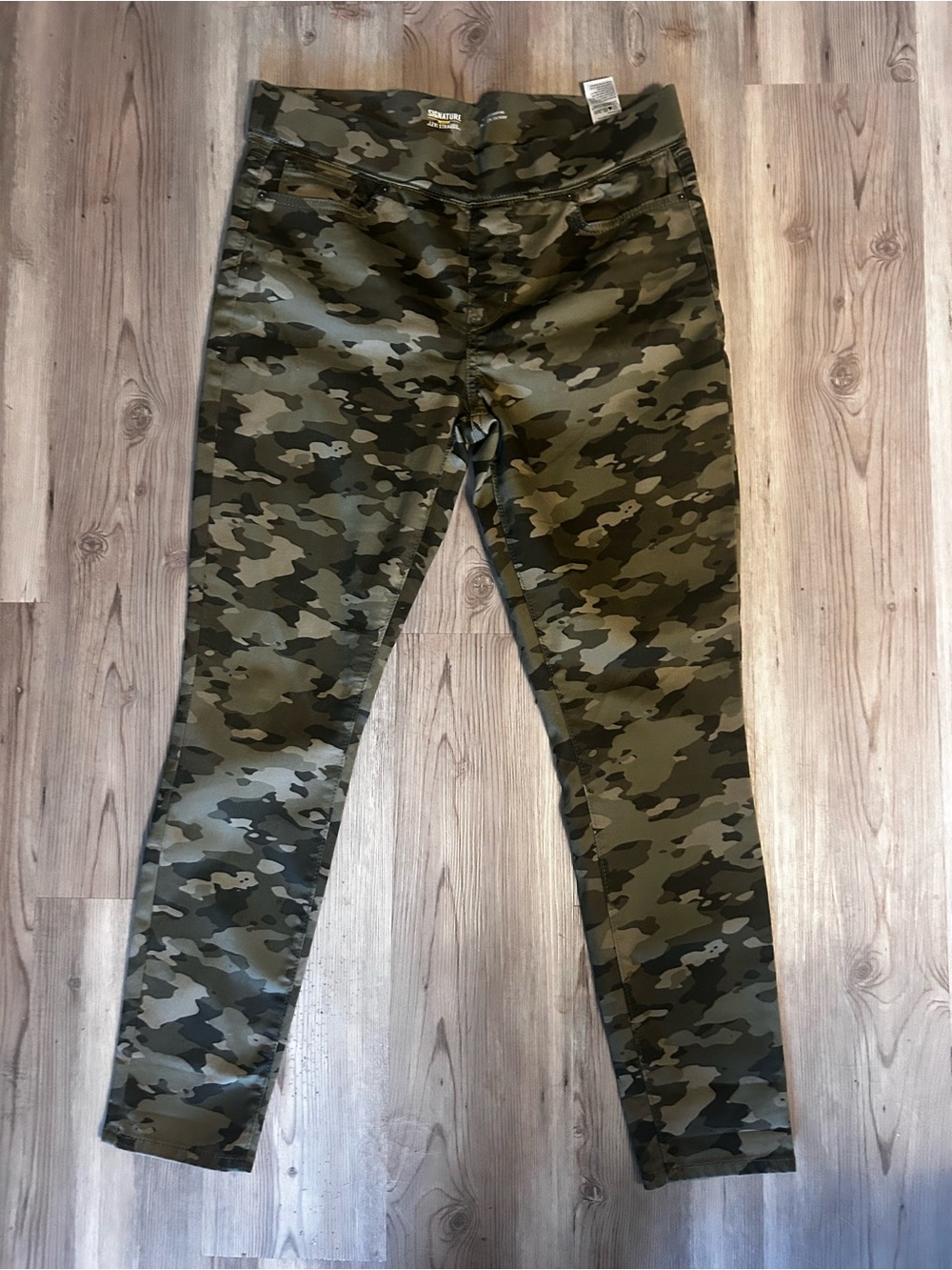 Women’s Levi Signature Pants Totally Shape PullOn Skinny Camo 12M w31 L30